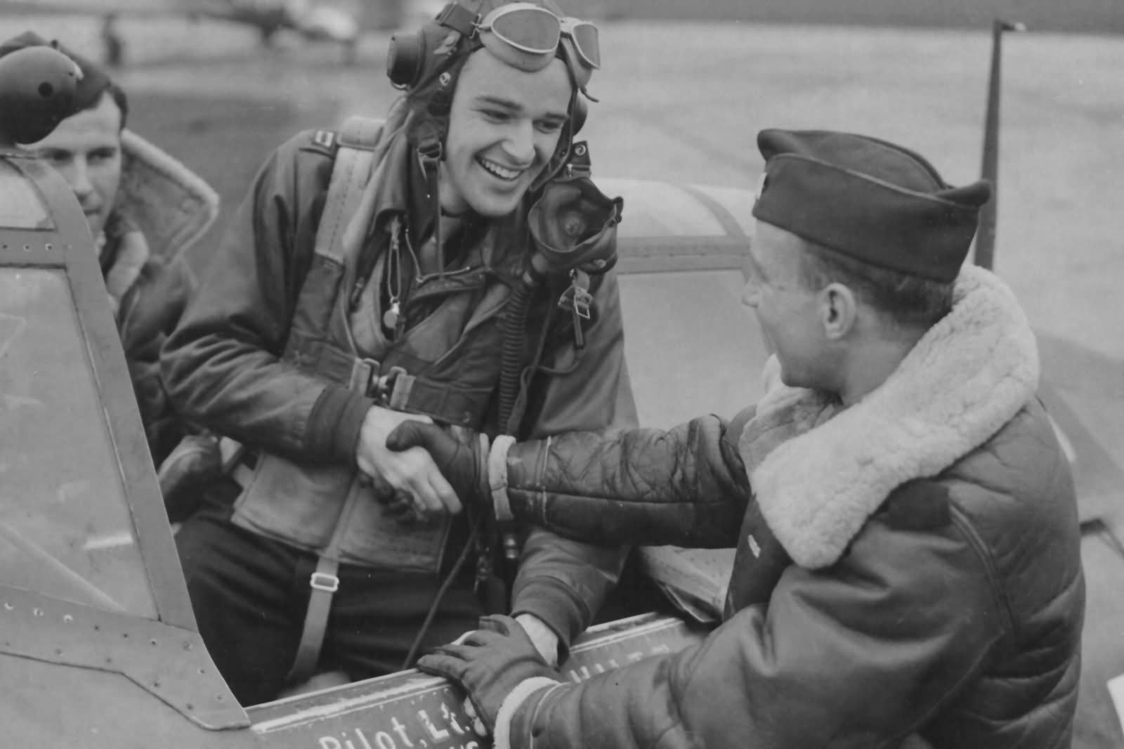Ace_Capt_Bud_Mahurin_56th_FG_in_P-47D_Thunderbolt_1944.jpg