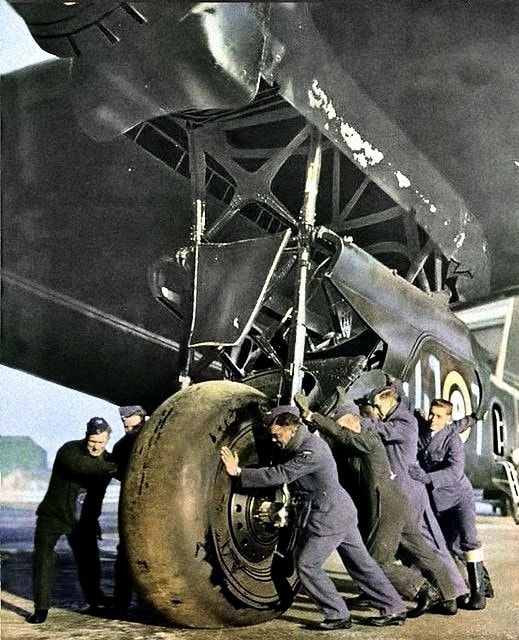 The enormous gear of the Stirling Bomber.jpg