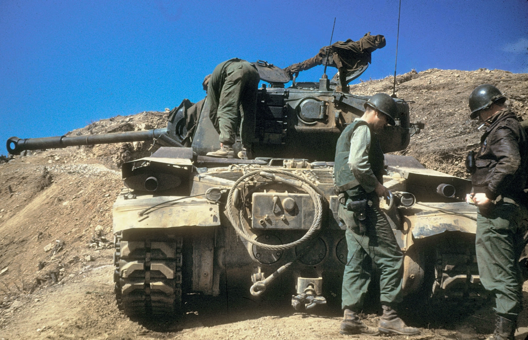USAF_forward_air_controller_with_US_Army_M46_tank_during_Korean_War_(1950–1953).jpg