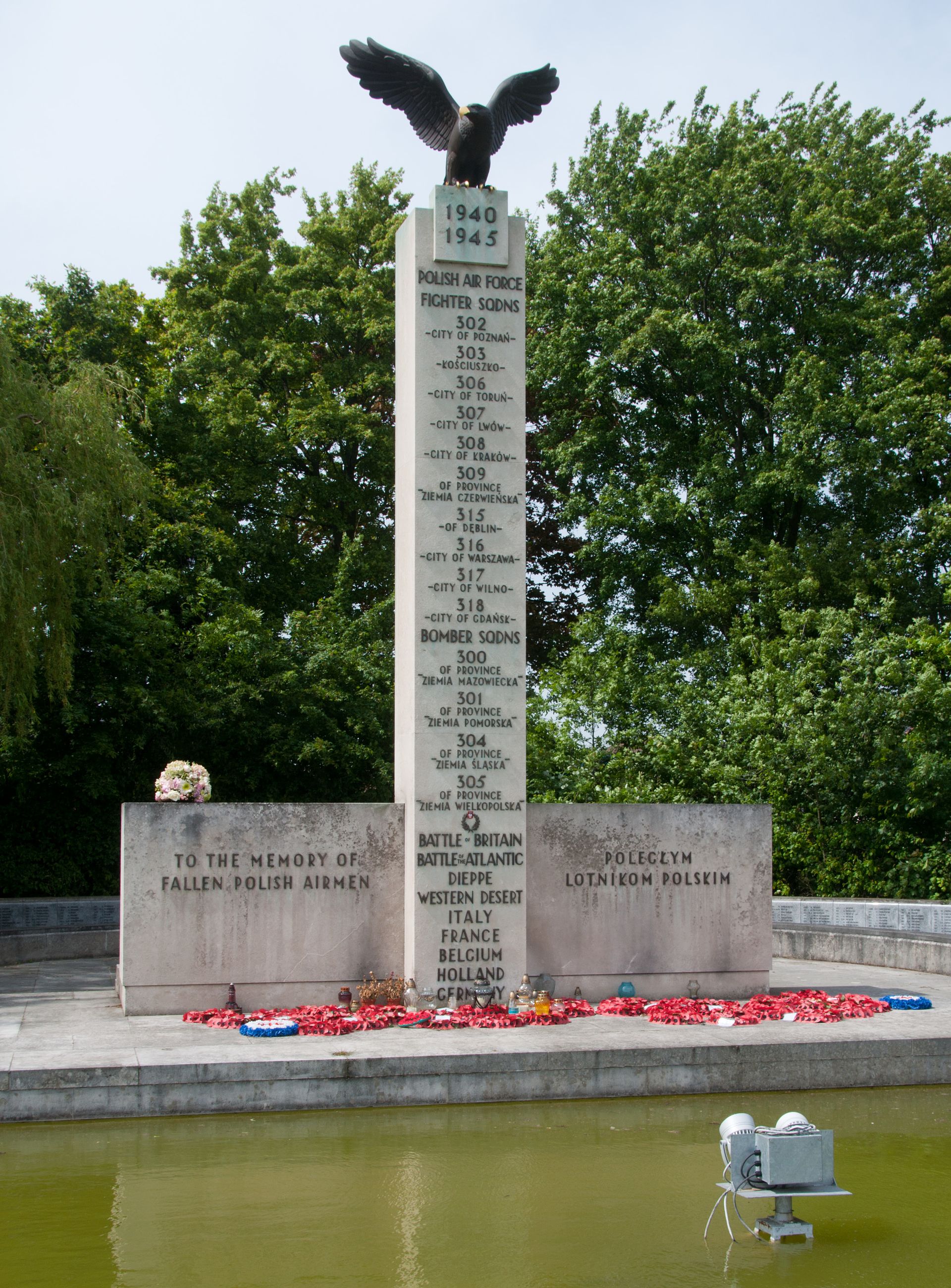 1940_1945_Polish_War_Memorial_view_from_the_east.jpg
