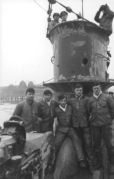 381px-Bundesarchiv_Bild_101II-MW-5566-24,_Wilhelmshaven,_U-Boot-Männer_mit_Eisernem_Kreuz.jpg