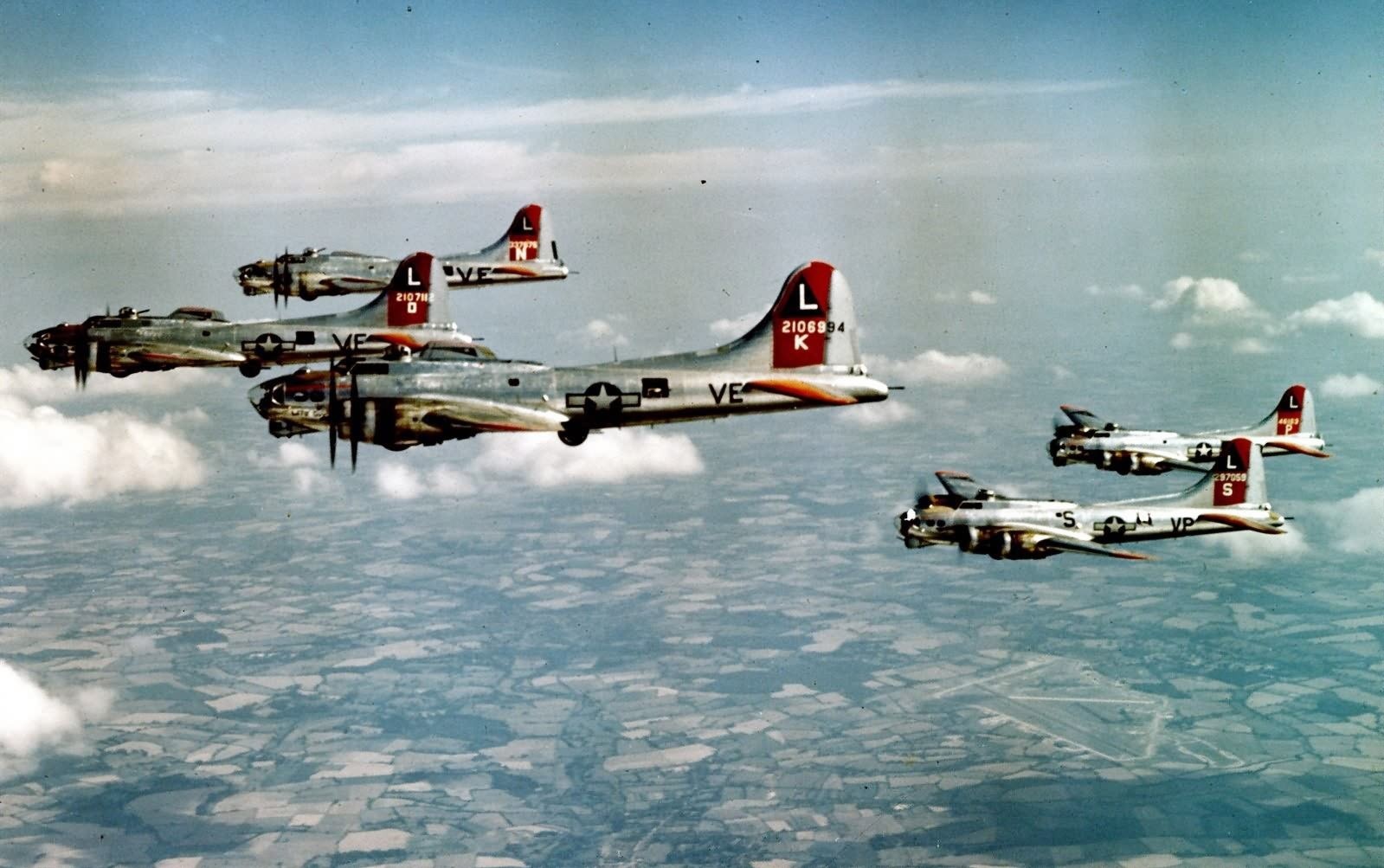 381st_Bomb_Group_B-17_formation_in_color_1~2.jpg