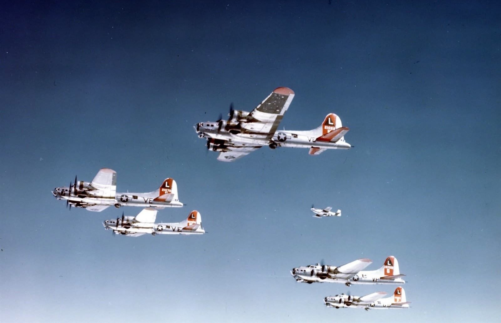 381st_Bomb_Group_B-17_formation_in_color_4~2.jpg