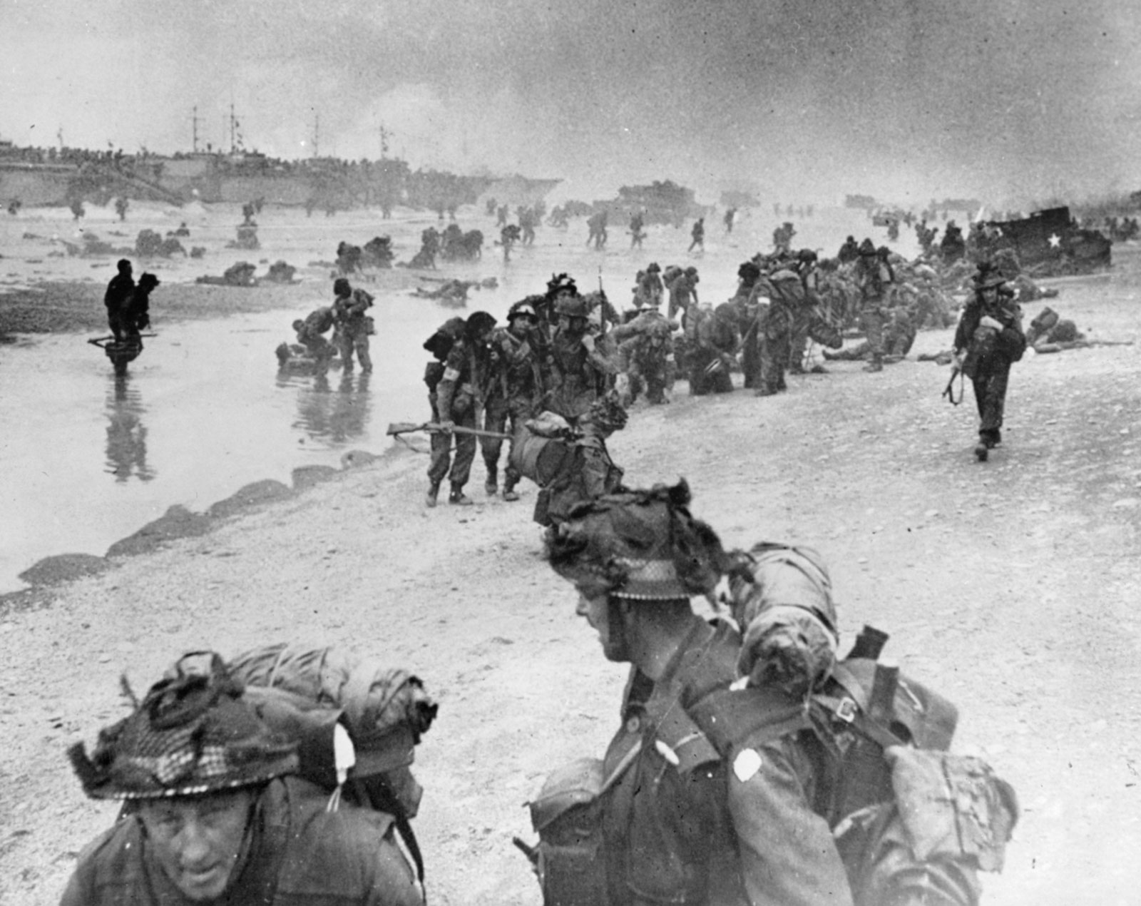 assault-troops-Sword-Beach-D-Day-June-6-1944.jpg