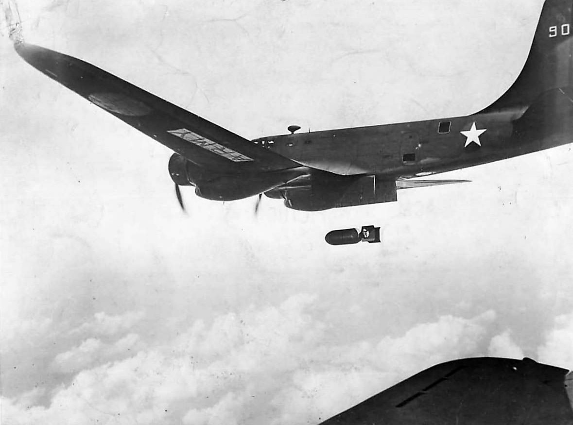 B-23_39-53_dropping_4000_lb_bomb_at_Aberdeen_Proving_Ground_1942~2.jpg