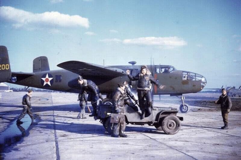 B-25A Mitchell '40-2200' before departure f.jpg
