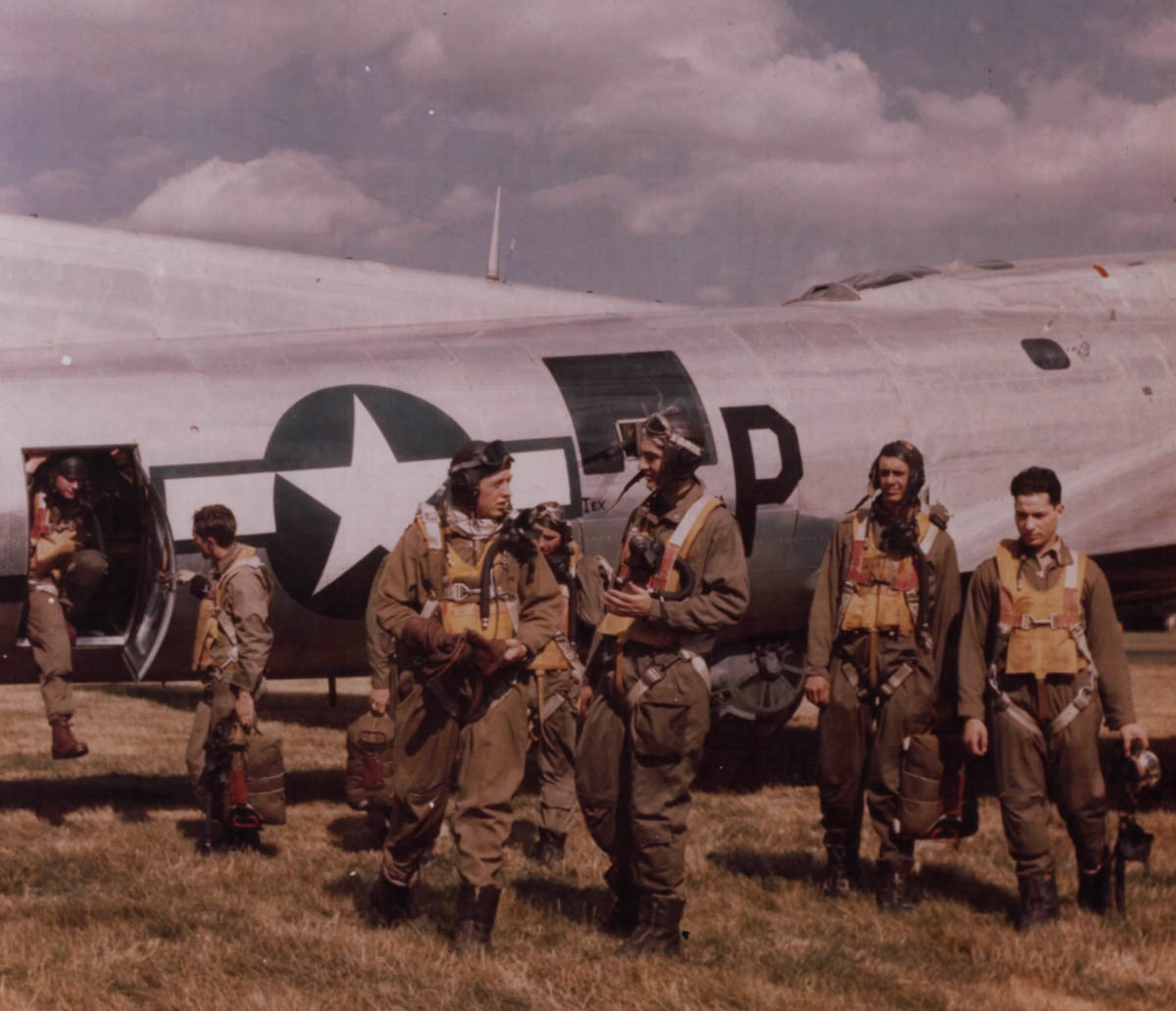 b17-flying-fortress-crew-color-photo.jpg