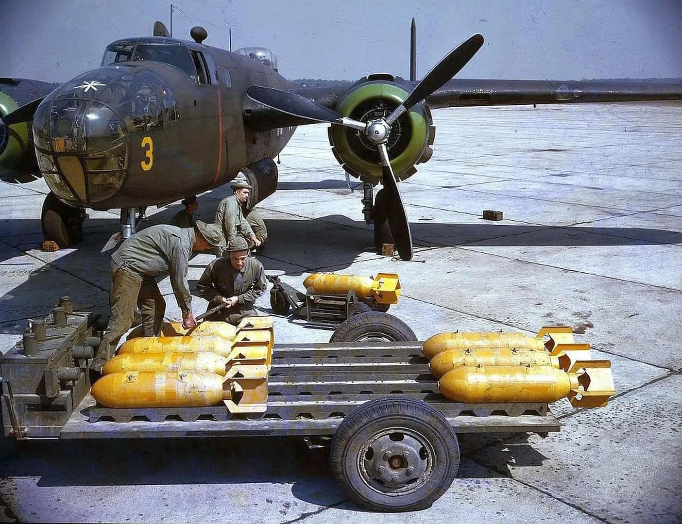 Bombing up' a B-25B.jpg