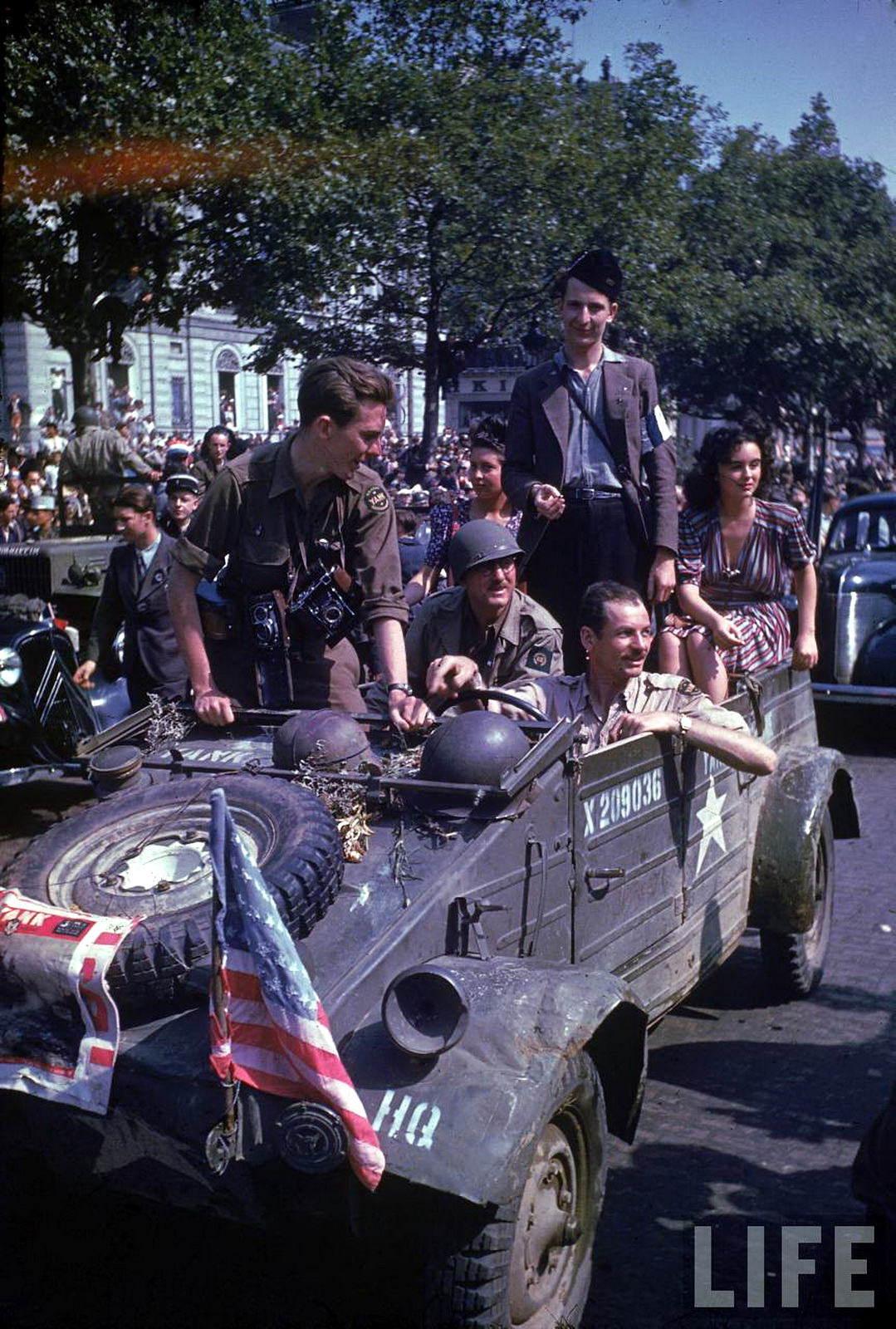 captured german vehicle vw paris liberation kubelwagen partisan liberated france celebration c...jpg