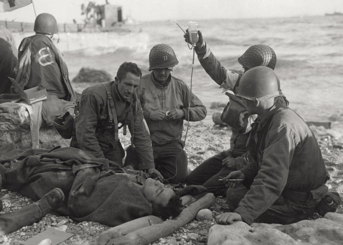 d-day-medic-gettyimages-141563732.jpg