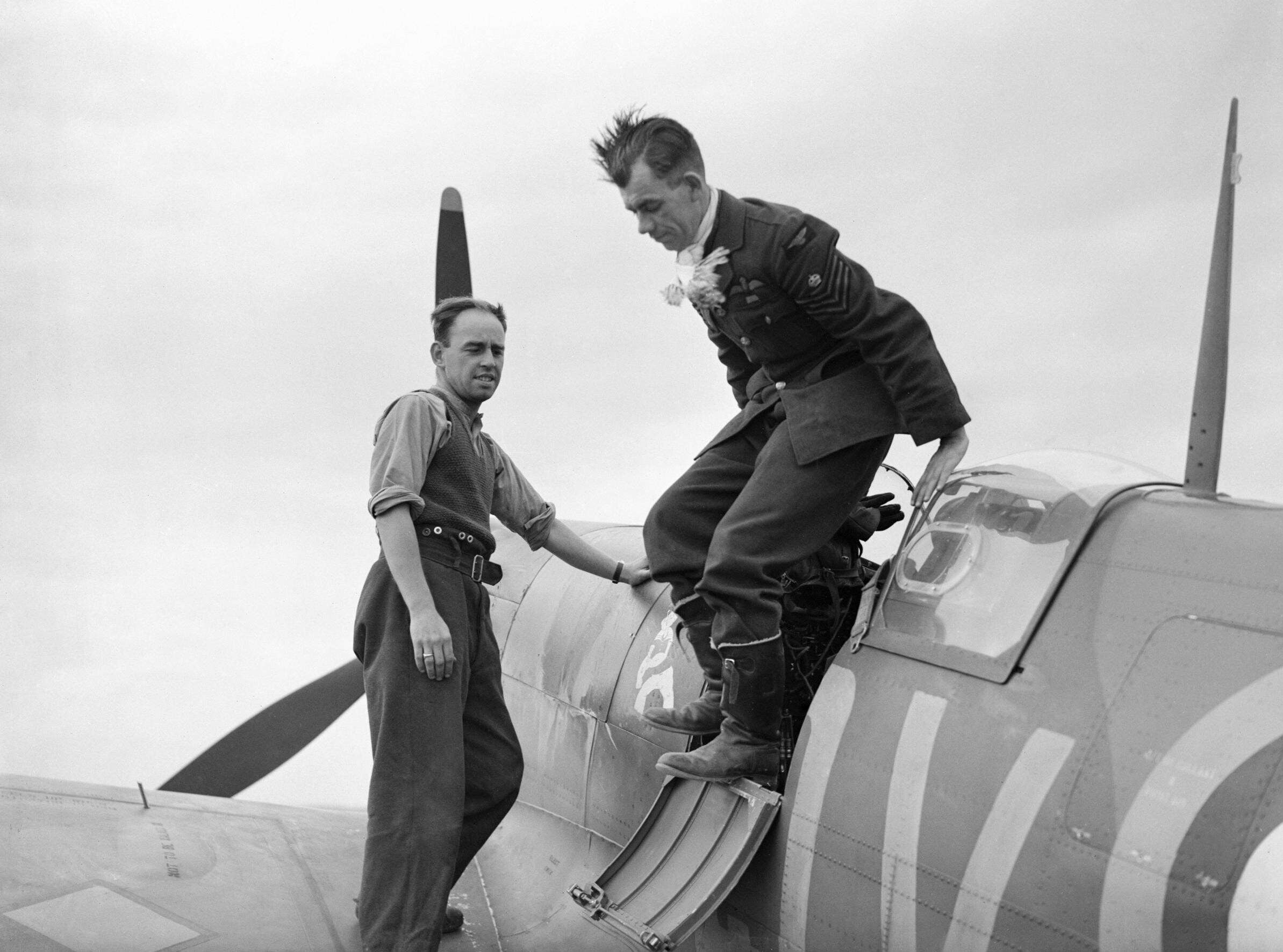 Flight_Sergeant_George_Grumpy_Unwin_No._19_Squadron_climbs_out_of_his__Spitfire_Mk_I_at_Fowlme...jpg