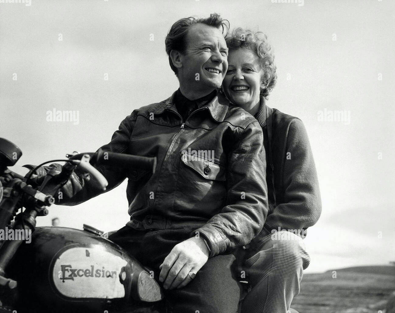 john-mills-mary-hayley-bell-actor-with-wife-1958-BPTWPM.jpg