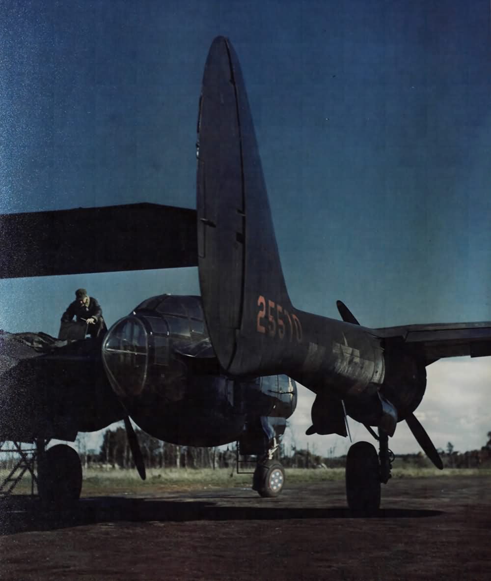 P-61A_Black_Widow_42-5570_of_the_425th_Night_Fighter_Squadron.jpg