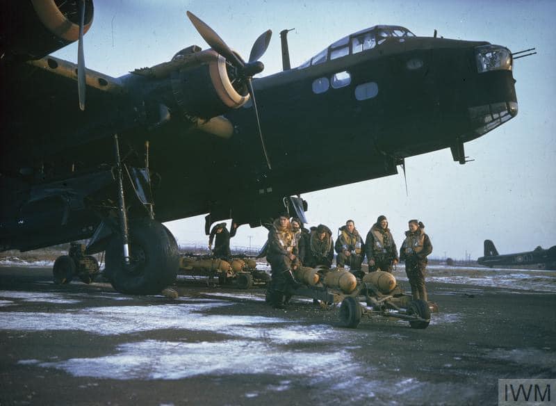 RAF 149 SQN Short Stirling being loaded.jpg