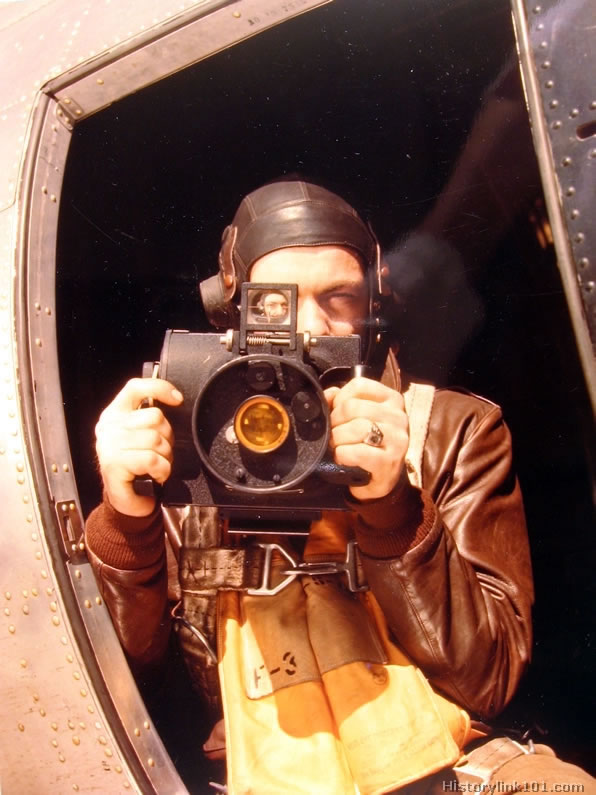 Sgt. poses with K-20 camera at waist window of B-17..jpg