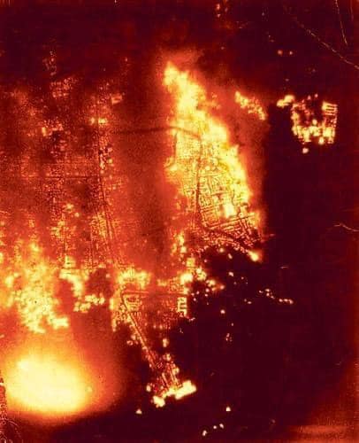 tokyo burning under  firebomb from  B29  may45.jpg