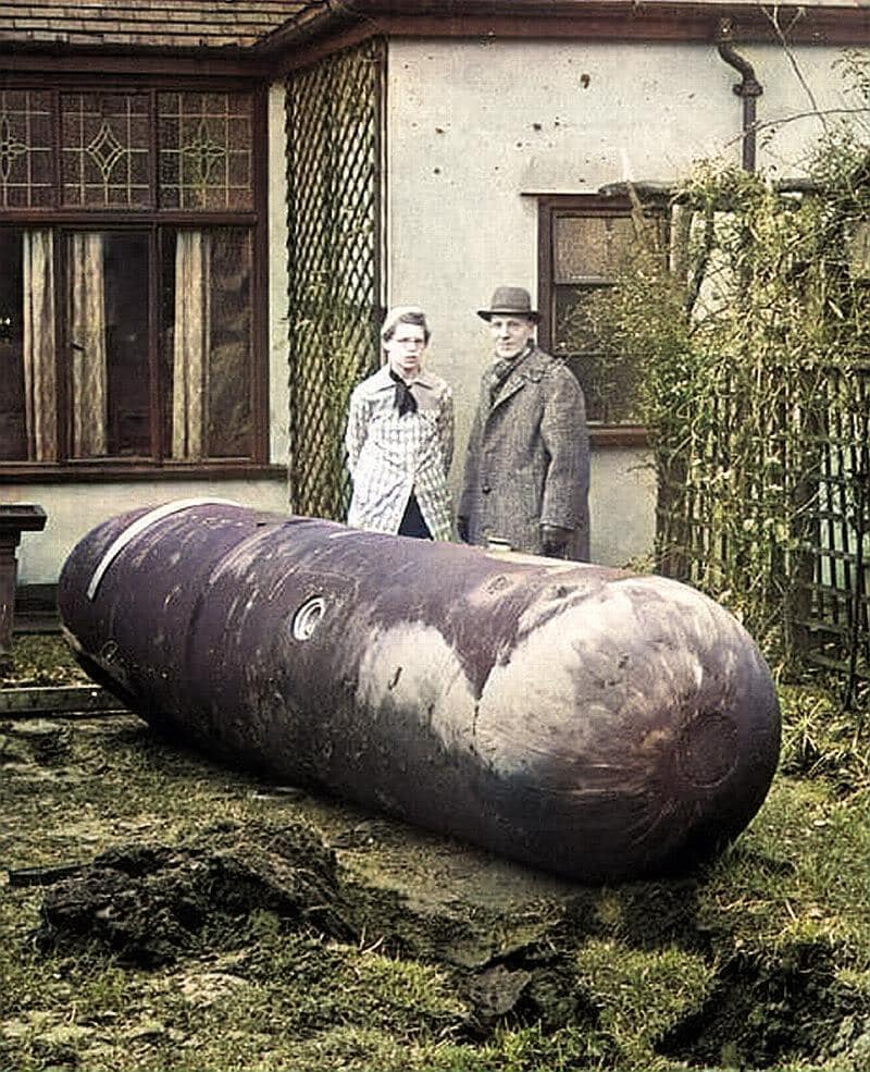 unexploded German parachute mine in a Liverpool garden, 1940.jpg
